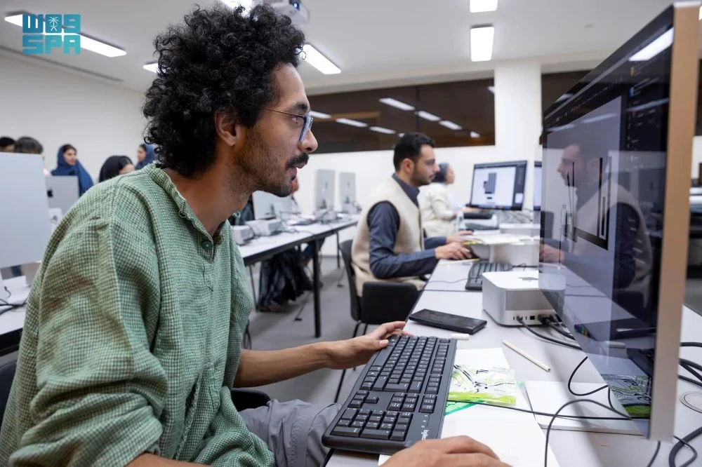 Participants explore the integration of art, AI, and robotics at the Diriyah Center for Arts of the Future workshops. (SPA)