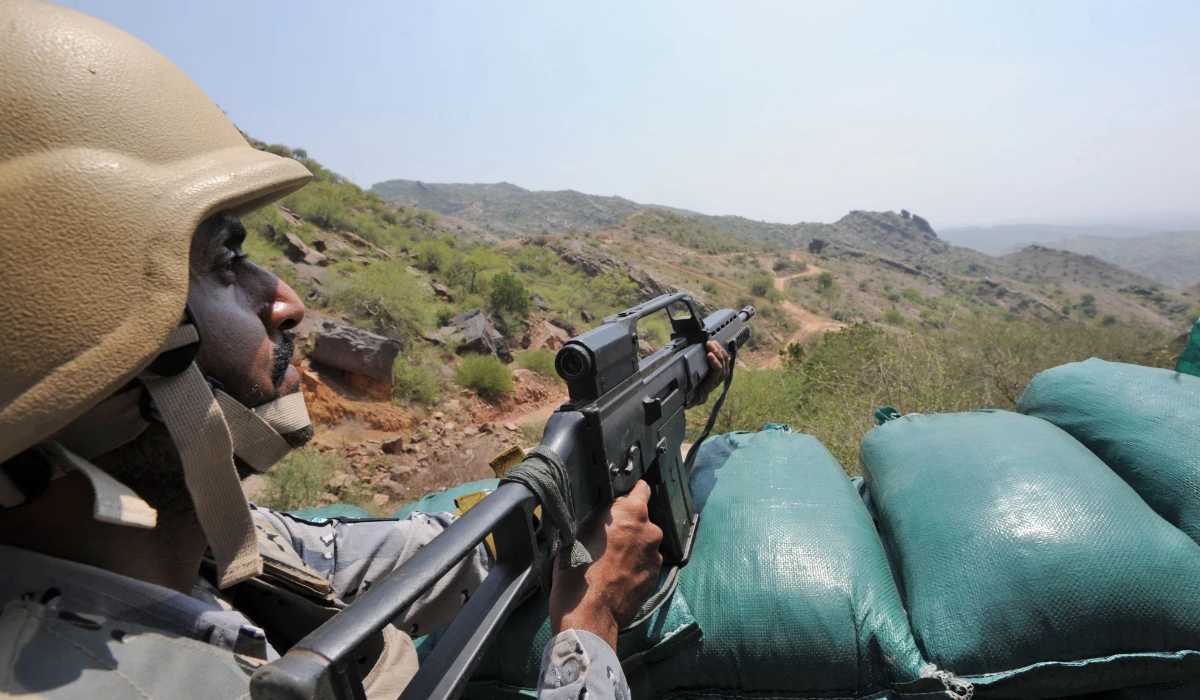 Saudi border guards keep watch along the border with Yemen in the al-Khobh area in the southern Jizan province on October 3, 2017. (AFP)