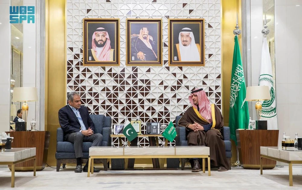 Saudi Minister of Interior Prince Abdulaziz bin Saud bin Naif meets with Pakistan’s Federal Minister for Interior and Narcotics Control Mohsin Naqvi in Riyadh. (SPA)