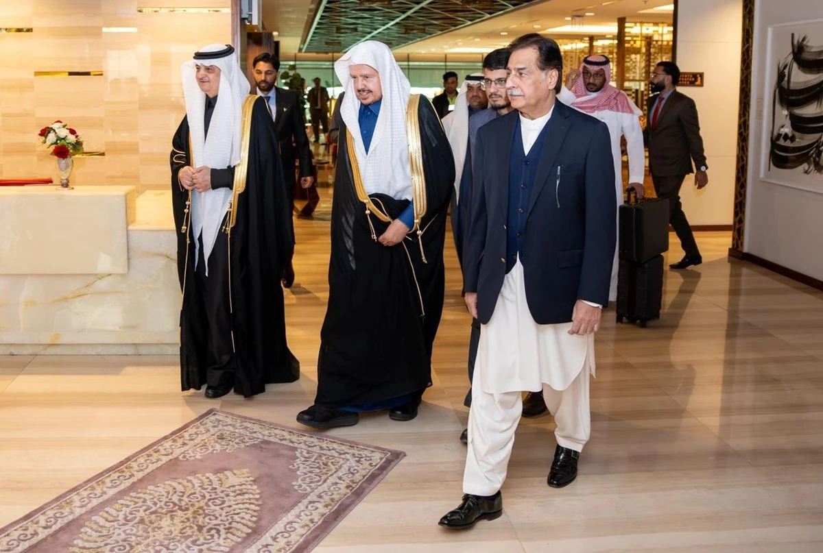 Dr. Al-Asheikh arrived at Islamabad International Airport and was welcomed by the speaker of the National Assembly of Pakistan, Dec. 17 (SPA)