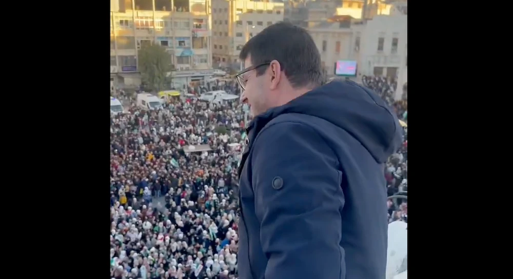 Syrian Al-Jazeera presenter Ahmad Fakhouri received an overwhelming welcome from crowds of hundreds of people as he returned to his hometown Hama after 12 years in exile. (Screenshot/@ahmad_fakhori)