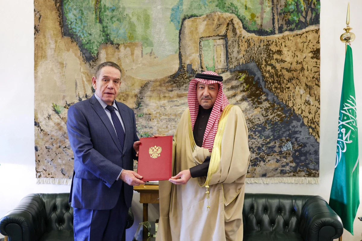 Waleed Al-Khuraiji, the deputy minister of foreign affairs, and Sergey Kozlov, the Russian ambassador to Saudi Arabia, Dec. 26 (SPA)