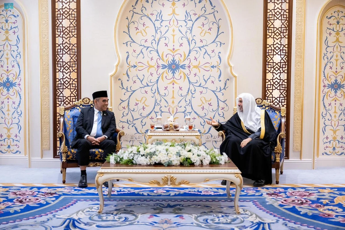 The speaker of the Indonesian People’s Consultative Assembly, Ahmad Muzani, is received by MWL secretary-general Mohammed Al-Issa. (SPA)