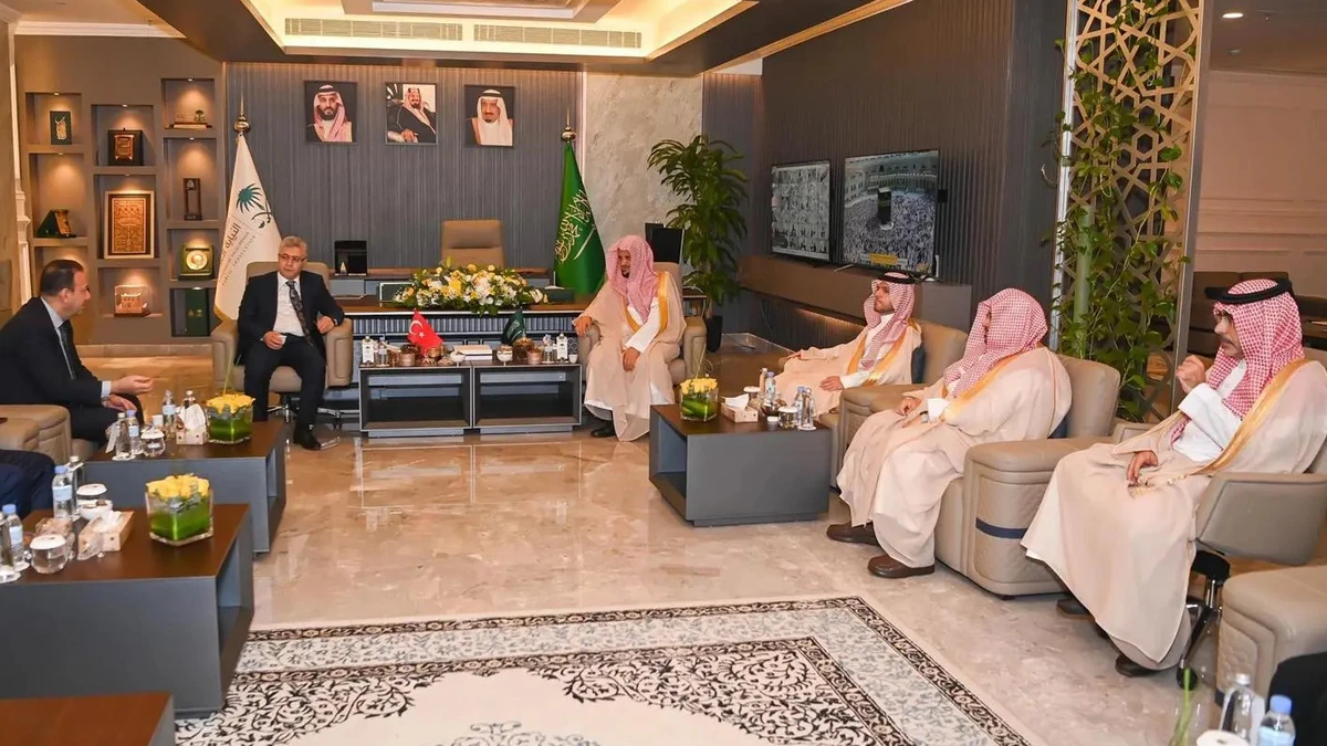 Attorney General Sheikh Saud bin Abdullah Al-Mujib during the meeting with his Turkish counterpart Muhsin Senturk in Makkah, Dec. 26 (SPA)