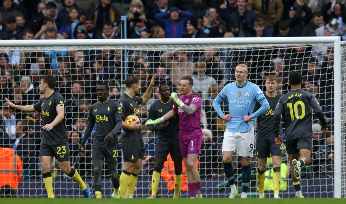 Manchester City's Norwegian striker #09 Erling Haaland (3R) reacts after having his penalty saved by Everton's English goalkeeper #01 Jordan Pickford (C) during the English Premier League football match between Manchester City and Everton at the Etihad Stadium in Manchester, north west England, on December 26, 2024. (AFP)