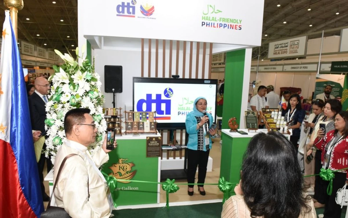 Representatives of the Philippines present the country’s products at the Saudi Halal Expo in Riyadh on Oct. 29, 2024. (Saudi Halal Expo)