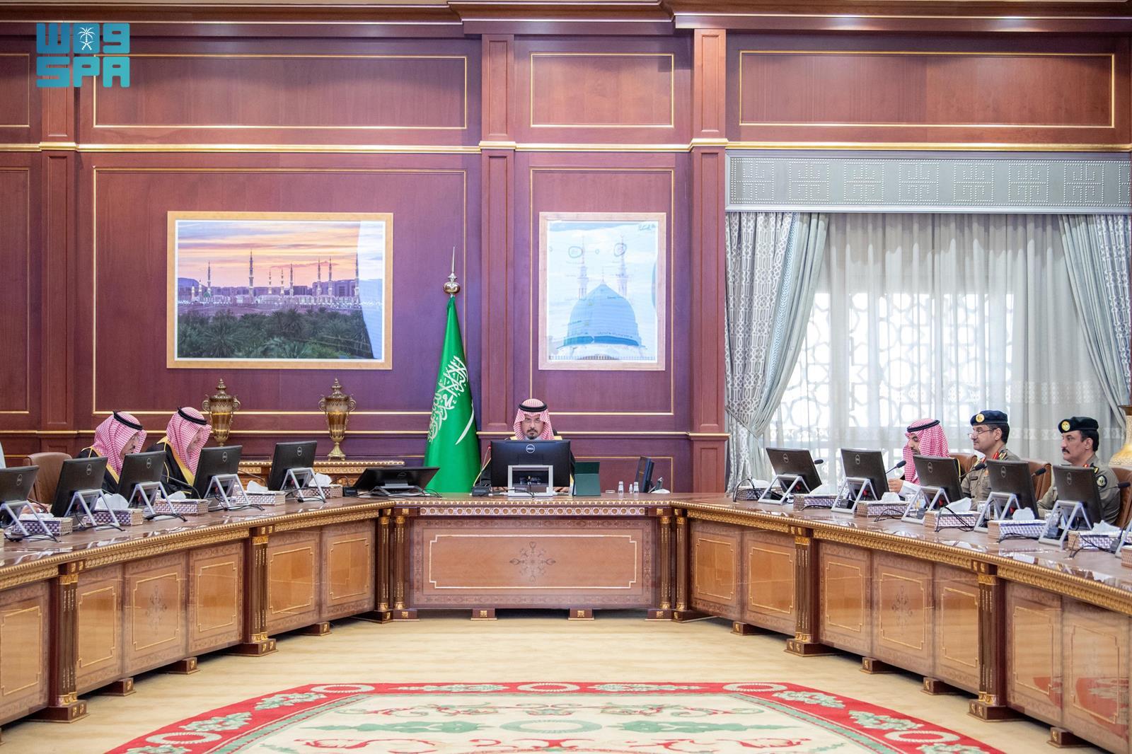 Prince Salman, who is also chairman of the Hajj and Visit Committee in the region, commended the leadership’s care for visitors to the Prophet’s Mosque. (SPA)