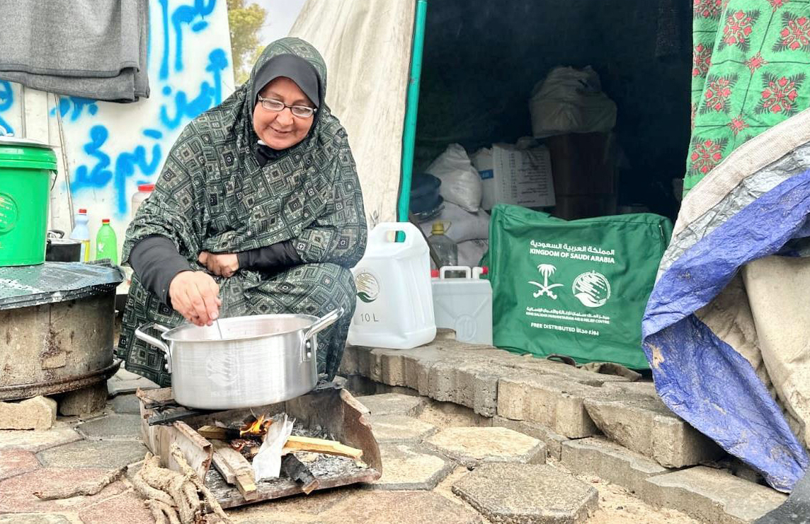 In Gaza, KSrelief distributed 4,494 shelter kits in one day, providing essential materials such as blankets, mattresses, kitchen utensils and water containers to displaced families during a wave of cold weather. (SPA)