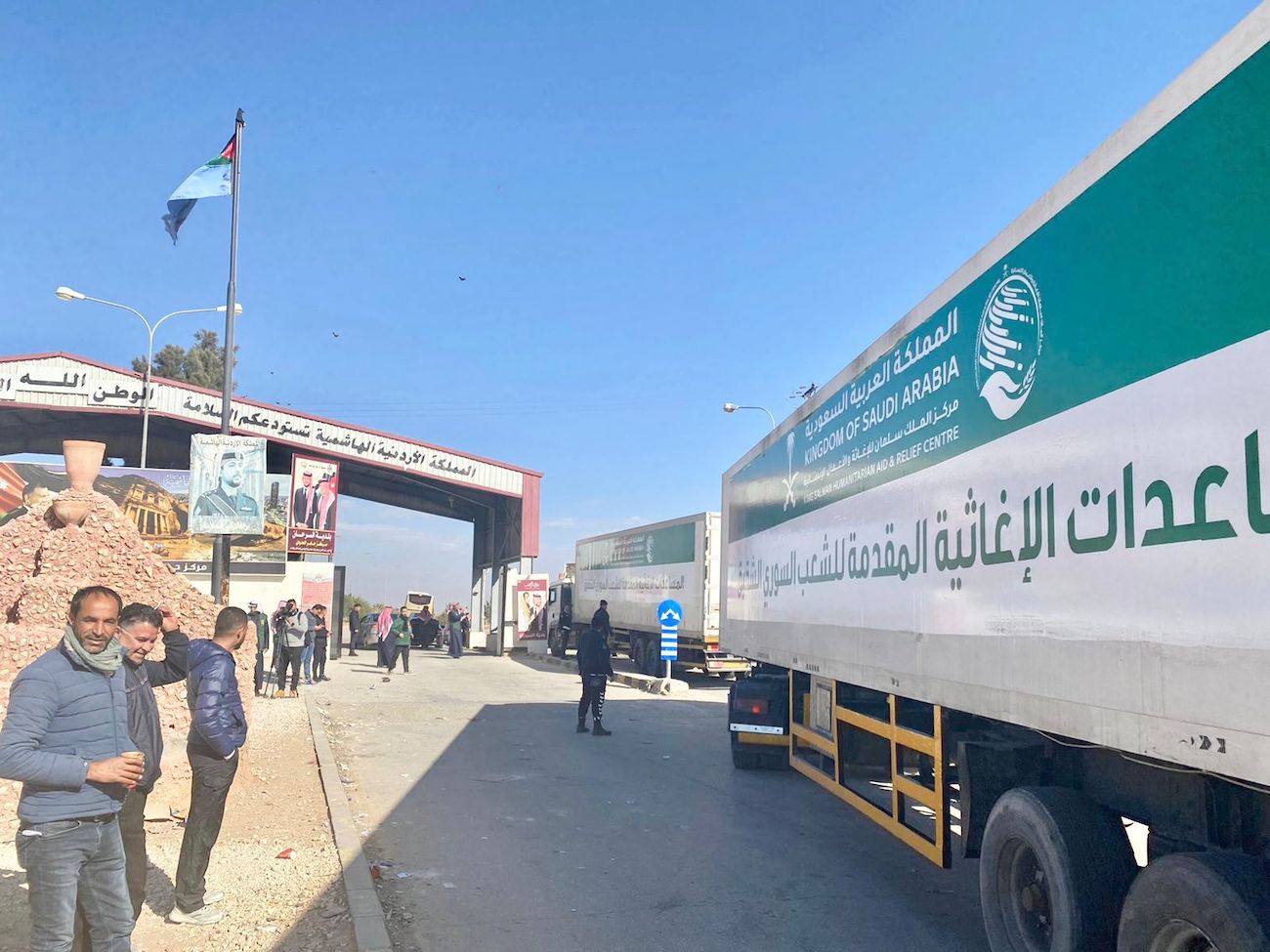 Sixty trucks passed the Jaber Border Crossing in Jordan in the first Saudi aid convoy aimed at assisting the Syrian people. (SPA)