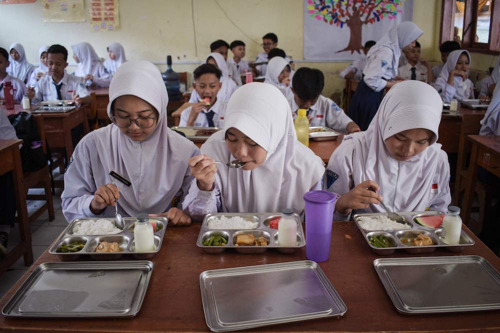 Students eat lunch on the first day of a free-meal program at a junior high school in Cimahi, West Java, on Jan. 6, 2025. (AFP)