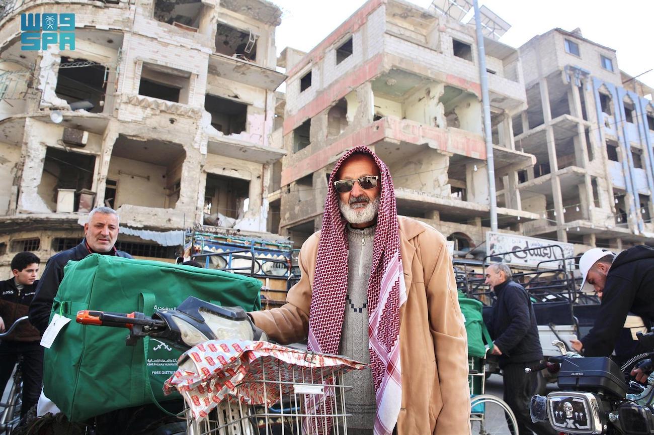 KSrelief on Tuesday distributed food and shelter aid to 200 families in the city of Douma, in coordination with the Syrian Arab Red Crescent. (SPA)