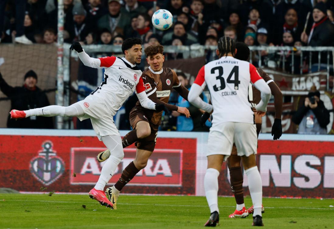 Frankfurt’s Egyptian forward Omar Marmoush and St. Pauli’s German defender Philipp Treu vie for the ball during their Bundesliga match in Hamburg on Jan. 11, 2025. (AFP)