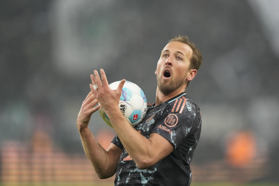 Penalty king Kane sends Bayern past Gladbach