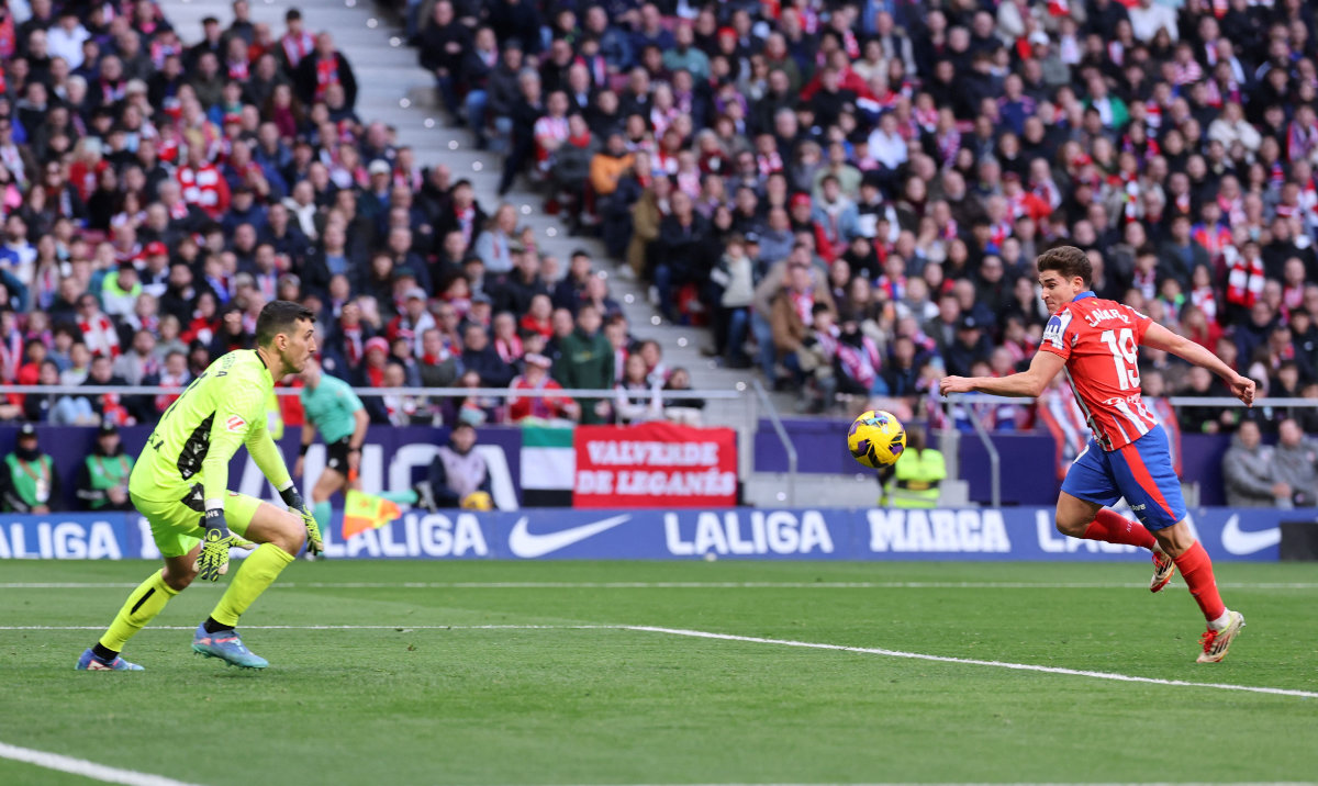 Atletico Madrid wins record 14th game in a row to lead Spanish league at halfway stage