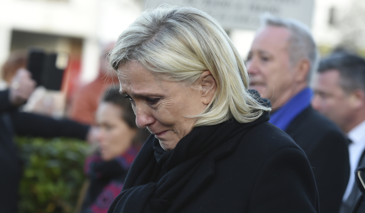 French far-right leader Marine Le Pen accompanies the hearse transporting the coffin that contain the remains of her father, former far-right National Front party leader Jean-Marie Le Pen, in Trinite-sur-Mer, western France, Saturday, Jan. 11, 2025. (AP)