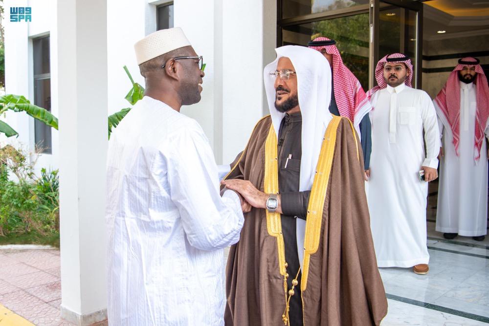 The pair discussed means to boost cooperation in serving Islam and Muslims. (SPA)