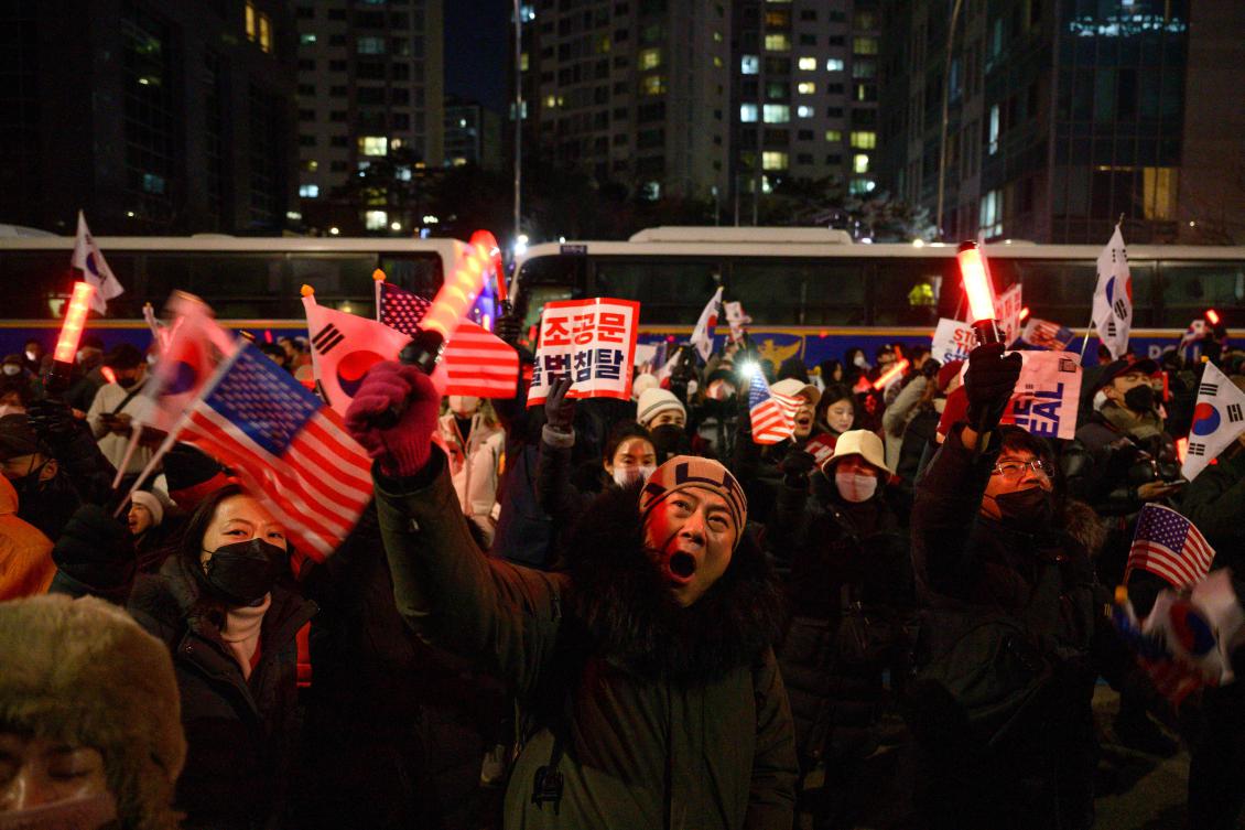 South Korean President Yoon Suk Yeol’s supporters chant slogans outside the Seoul Western District Court in Seoul on Jan. 18, 2025. (AFP)