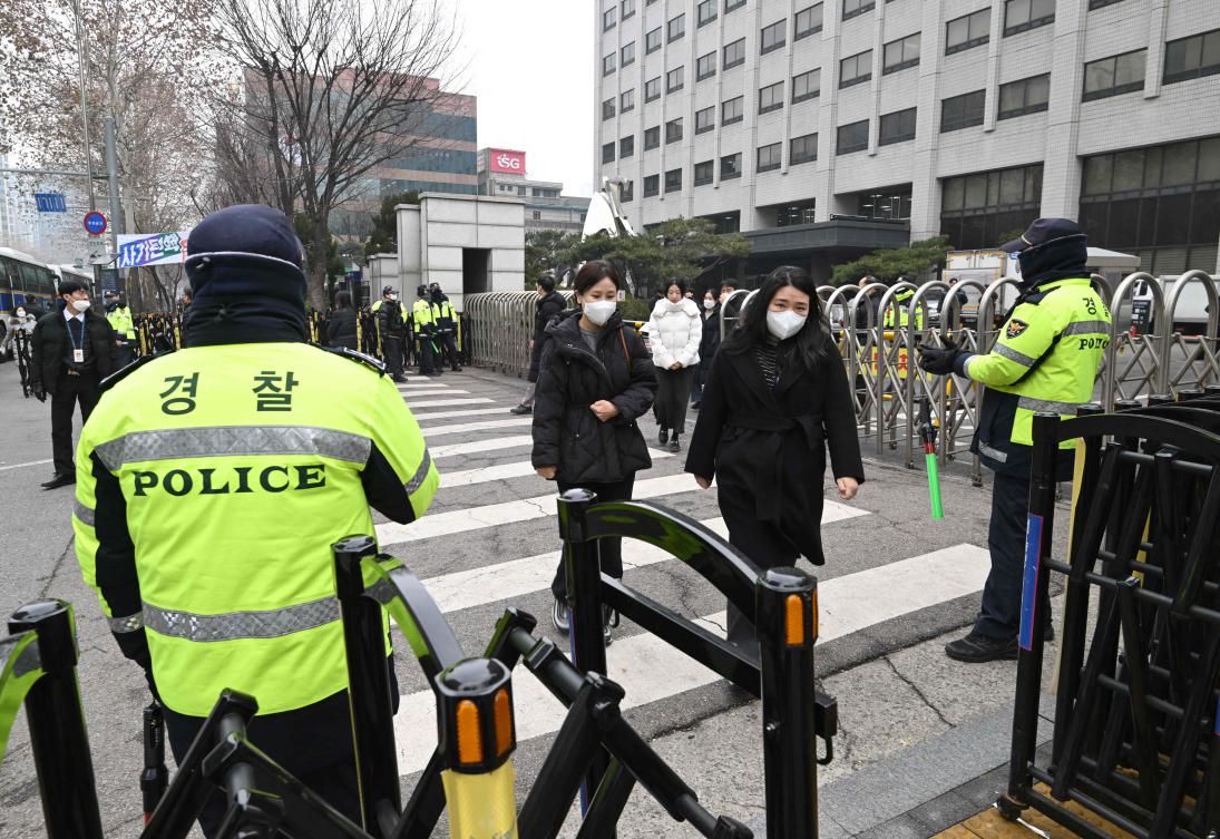 Policemen stand guard in front of the main gate at the Seoul Western District Court in Seoul on Jan. 20, 2025 after supporters of South Korean President Yoon Suk Yeol stormed the building on January 19. (AFP)