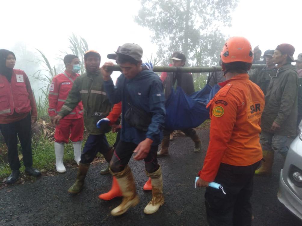 Rescuers and villagers evacuate victims of a landslide at Kasimpar Village in Pekalongan, Central Java on Jan. 21, 2025. (Indonesia’s Disaster Mitigation Agency/AFP)