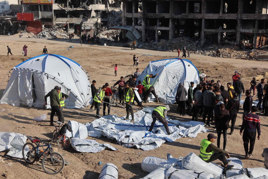 Displaced Palestinians set up tent in Al-Shujiyya neighborhood in Gaza City, on Jan. 21, 2025, on the third day of a ceasefire deal in the war between Israel and Hamas. (AFP)
