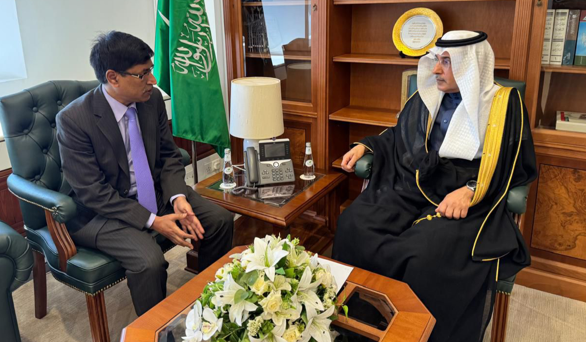 Saud Al-Sati (R) holds discussions with Delwar Hossain in Riyadh. (Supplied)