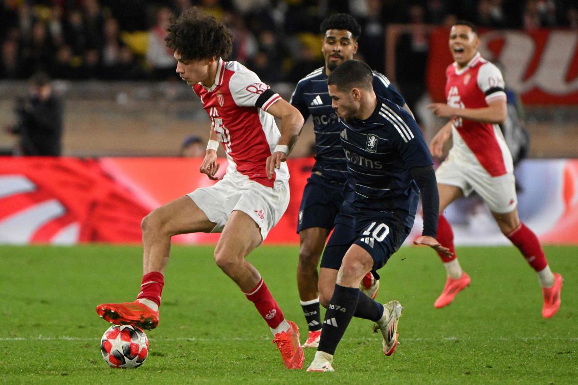Monaco’s French midfielder Maghnes Akliouche fights for the ball with Aston Villa’s Argentinian midfielder Emiliano Buendia during their UEFA Champions League match at the Louis II Stadium (Stade Louis II) in Monaco on Jan. 21, 2025. (AFP)