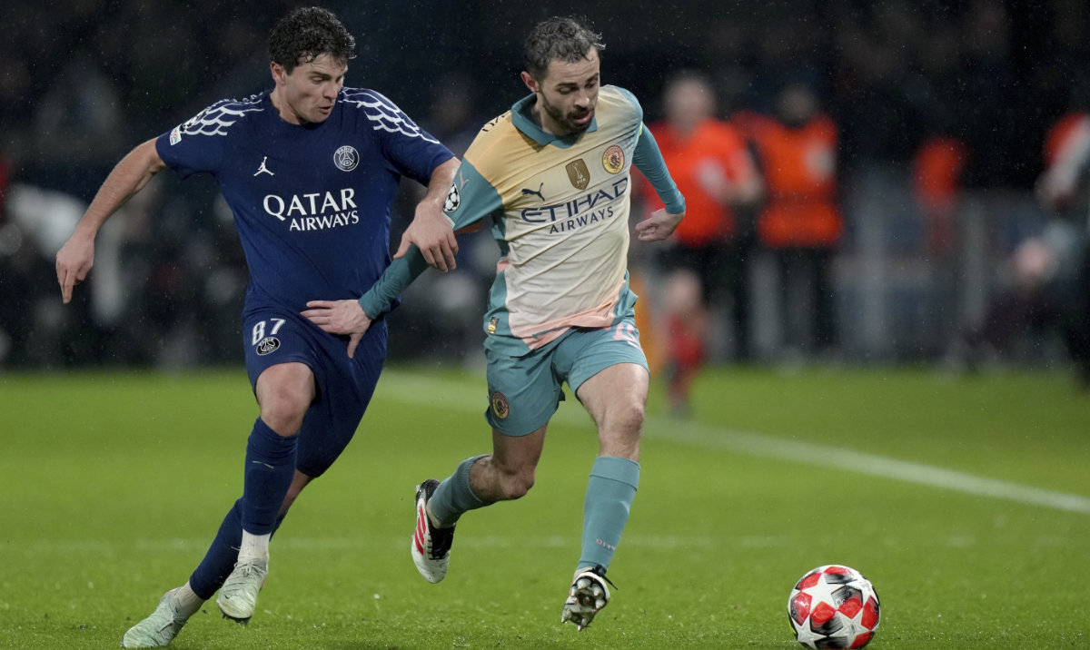 PSG's Joao Neves, left, vies for the ball with Manchester City's Bernardo Silva during a Champions League opening phase soccer match between Paris Saint-Germain and Manchester City at the Parc des Princes in Paris, Wednesday, Jan. 22, 2025. (AP)