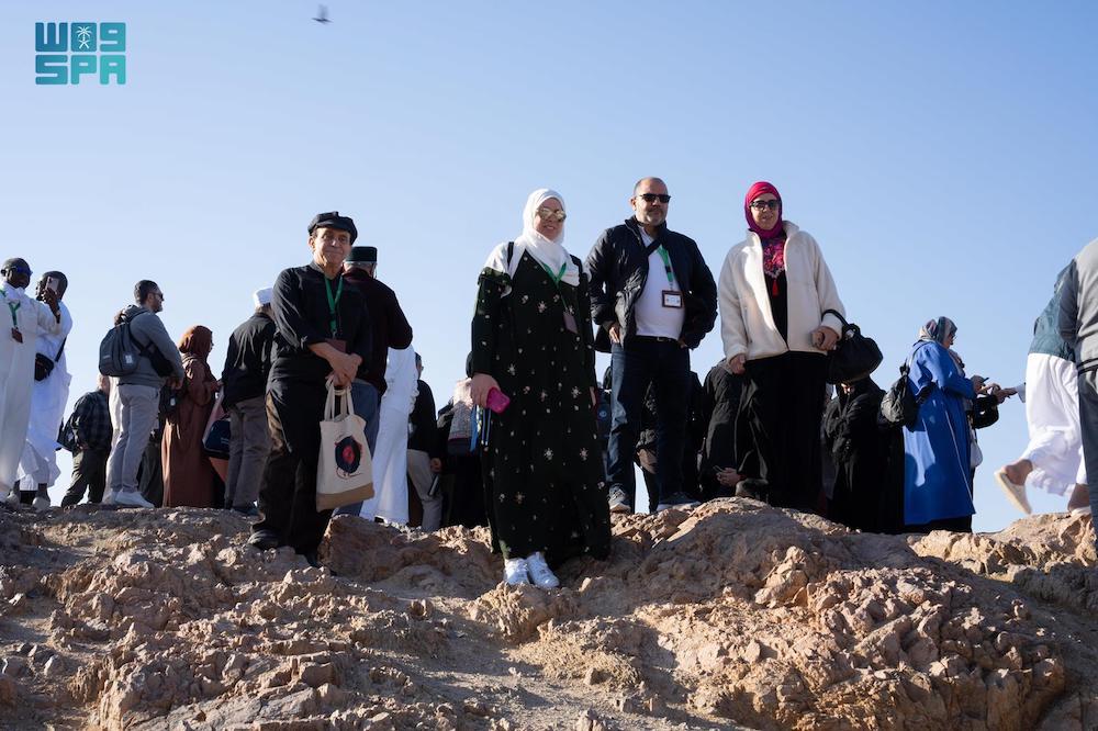 As part of a cultural program by the Ministry of Islamic Affairs, the visit aimed to enrich the cultural experience of visitors and Umrah performers in the holy city. (SPA)