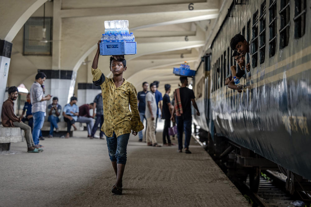 Above, an intercity train at the Kamalapur station in Dhaka on Aug. 13, 2024. Bangladesh’s state-run railway system about 25,000 people and operates a network of over 36,000 kilometers. (AFP)