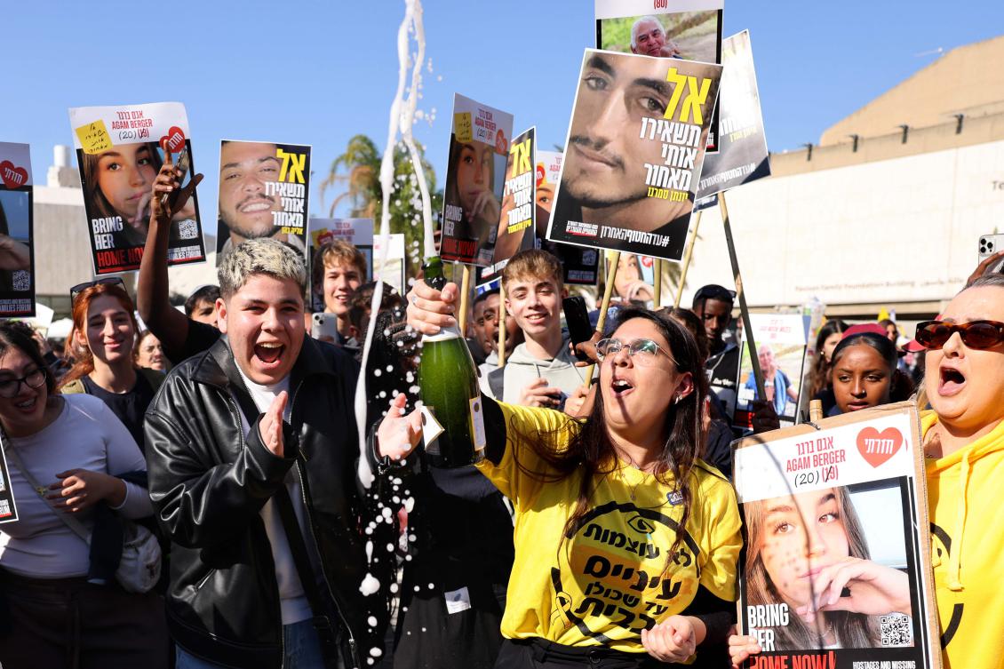 Israel delays prisoner release after chaotic hostage handover