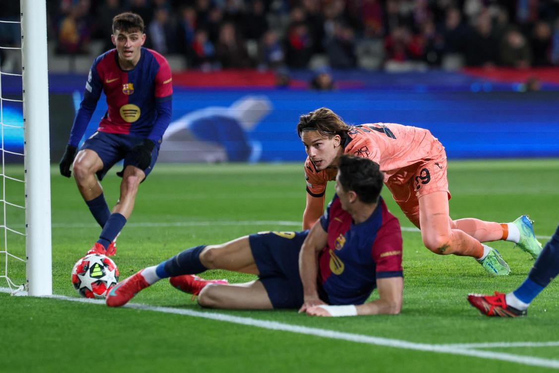 Barcelona’s Polish forward Robert Lewandowski tries to evade Atalanta’s Italian goalkeeper Marco Carnesecchi during their UEFA Champions League match at the Estadi Olimpic Lluis Companys in Barcelona on Jan. 29, 2025. (AFP)