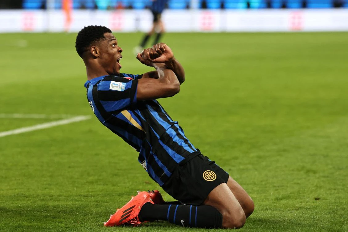 Inter Milan’s Dutch defender Denzel Dumfries celebrates scoring his team’s second goal during the Italian Super Cup semifinal football match between Inter Milan and Atalanta in Riyadh. (AFP)