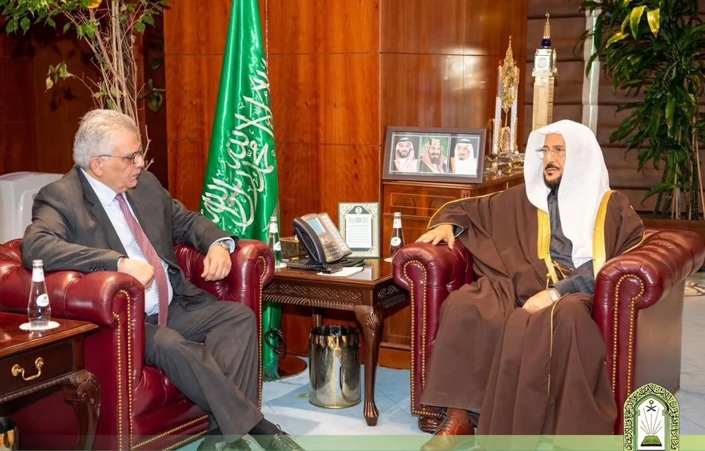Abdullatif bin Abdulaziz Al-Sheikh and Mazen Ghoneim in Riyadh, Jan. 6 (SPA)