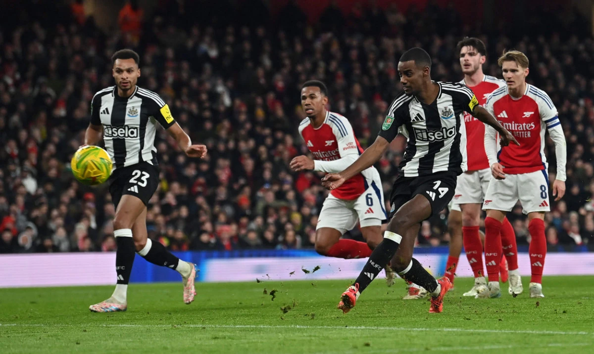 Newcastle United's Swedish striker #14 Alexander Isak scores the opening goal during the English League Cup semi-final first leg football match between Arsenal and Newcastle United at the Emirates Stadium, in London on January 7, 2025. (AFP)