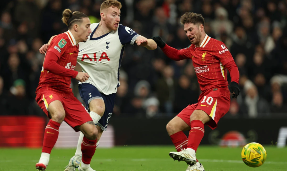 Tottenham's Dejan Kulusevski, center, duels for the ball with Liverpool's Kostas Tsimikas, left, and Liverpool's Alexis Mac Allister during the English League Cup semi final first leg soccer match between Tottenham and Liverpool, at the Tottenham Hotspur Stadium in London, Wednesday, Jan. 8, 2025. (AP)
