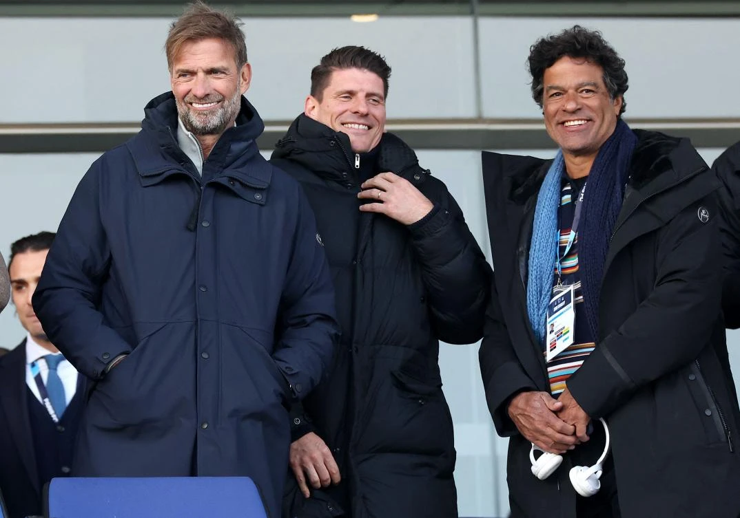 German football trainer and global head of Football at Red Bull, Jurgen Klopp, former German player and member of the board of Paris Football Club Mario Gomez and former brazilian player Rai wait prior to the French Ligue 2 match between PFC and Amiens at Stade Charley in Paris, on Jan. 11, 2025. (AFP)