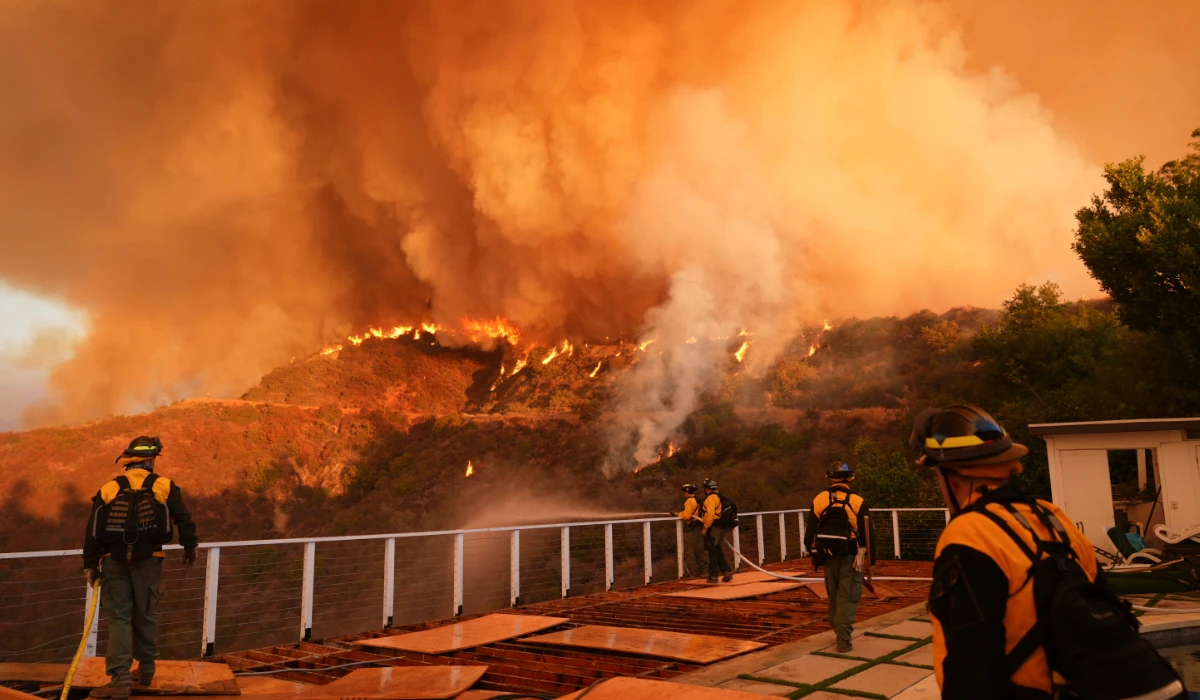 US wildfires pose fresh threat despite winds easing