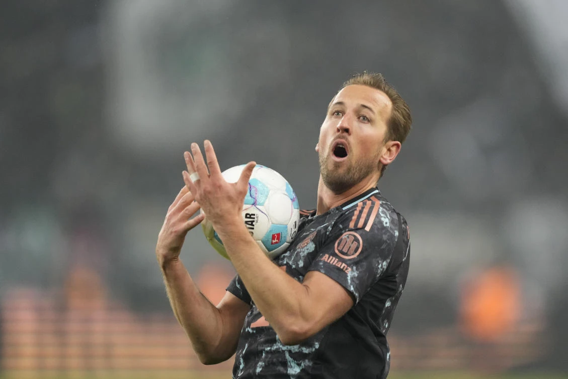 Penalty king Kane sends Bayern past Gladbach