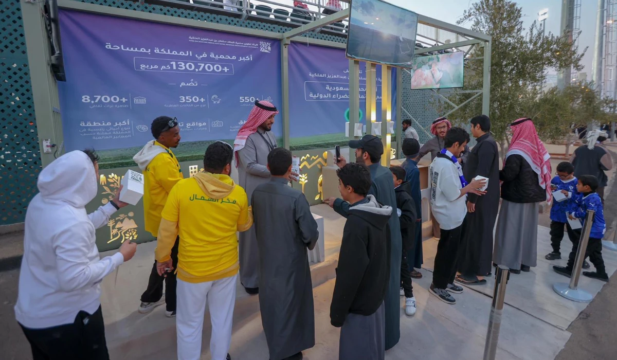 Plant seedlings were distributed to fans to encourage environmental conservation. (SPA)
