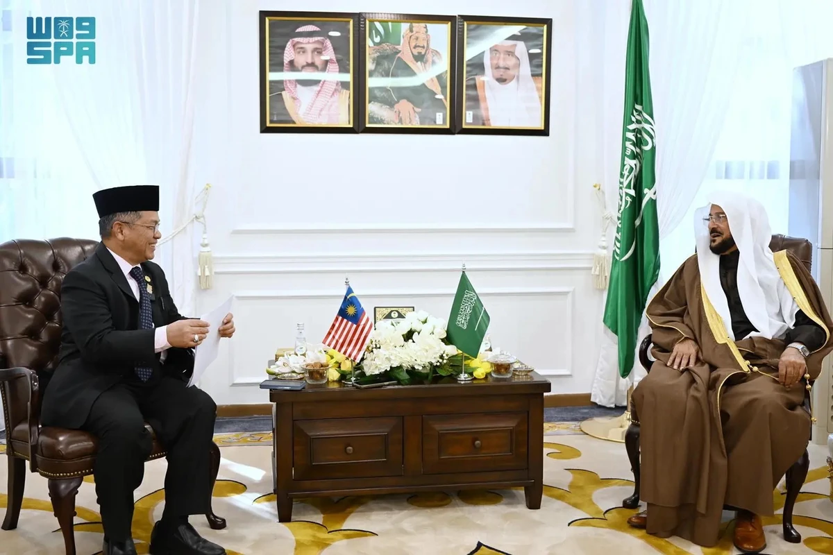 Sheikh Abdullatif bin Abdulaziz Al-Sheikh, the Saudi minister of Islamic affairs, and his Malaysian counterpart, Dato Muhammad Naeem bin Mukhtar, in Jeddah, Jan. 15 (SPA)