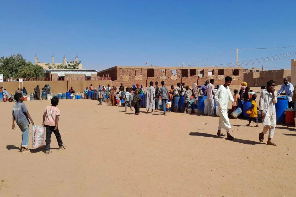 People queue for water in Omdurman, the Sudanese capital’s twin city, during battles between the Sudanese military forces and paramilitary Rapid Support Forces (RSF), on Jan. 17, 2025. (AFP)