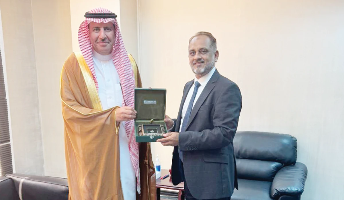Mohammed Reza Cassam Uteem (R) receives Fayez bin Meshal Al-Temyat in Port Louis. (Supplied)