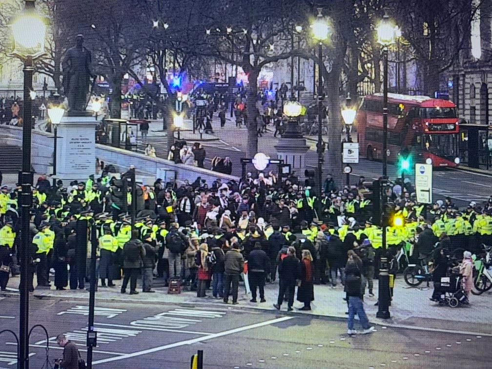 Thousands of pro-Palestinian supporters gathered in central London Saturday, on the eve of the start of a ceasefire between Israel and Hamas, hoping to put “pressure” to ensure the ceasefire holds. (X/@metpoliceuk)
