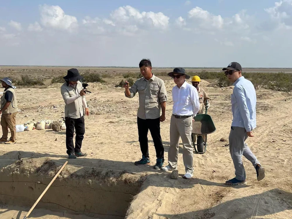 Chinese consul general in Jeddah visits Al-Serrian archaeological site