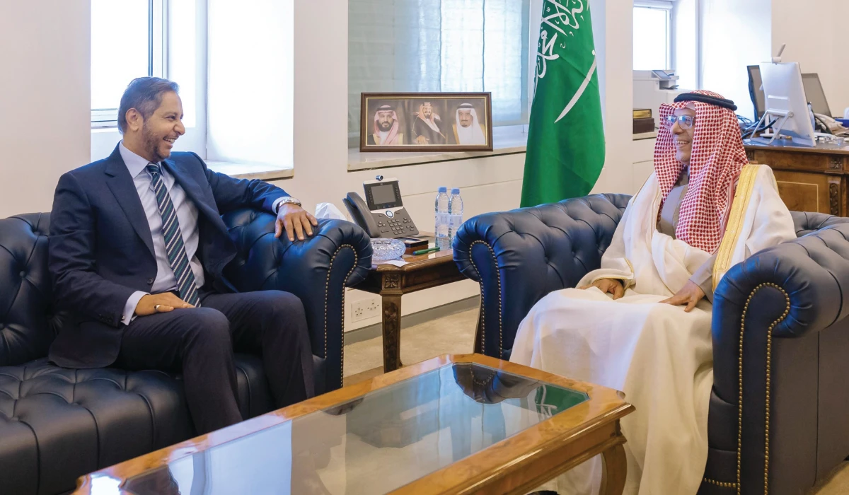 Abdulrahman Al-Rassi (R) holds talks with Dya-Eddine Said Bamakhrama in Riyadh. (Supplied)