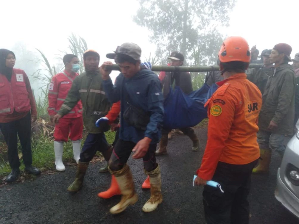 Rescuers and villagers evacuate victims of a landslide at Kasimpar Village in Pekalongan, Central Java on Jan. 21, 2025. (Indonesia’s Disaster Mitigation Agency/AFP)