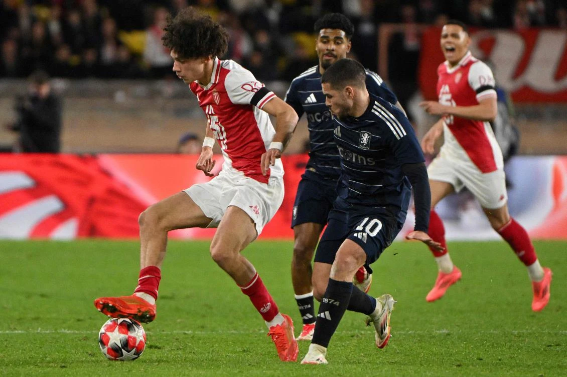Monaco’s French midfielder Maghnes Akliouche fights for the ball with Aston Villa’s Argentinian midfielder Emiliano Buendia during their UEFA Champions League match at the Louis II Stadium (Stade Louis II) in Monaco on Jan. 21, 2025. (AFP)