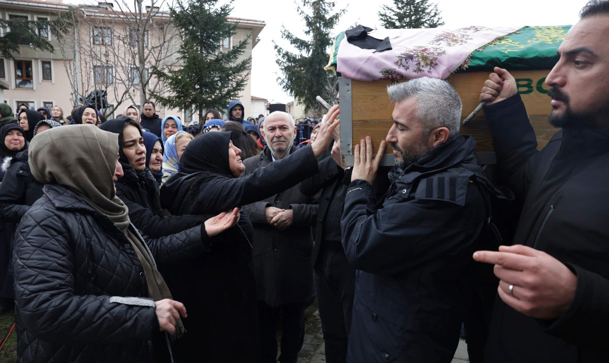 Relatives carry the coffin of one of the members of the Gultekin family during their funeral at the Kalici Konutlar Merkez mosque in Bolu, northwest Turkey, on Wednesday, Jan. 22, 2025. (AP)