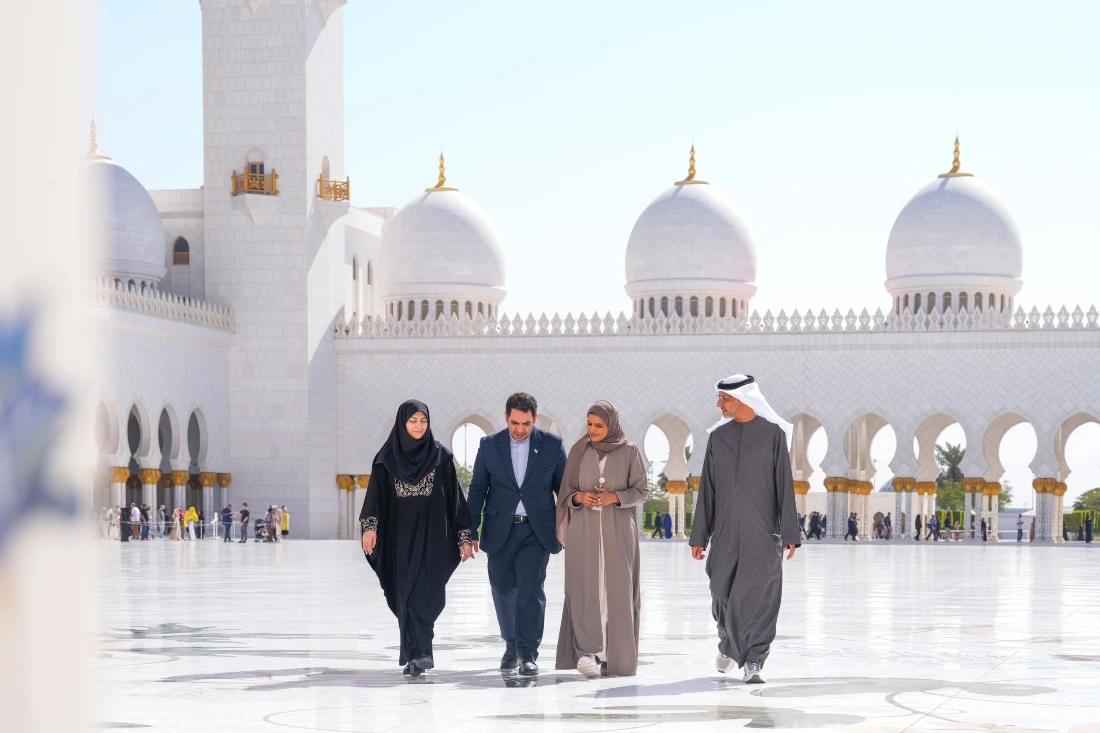 At the end of the visit, Ansari was presented with a piece of art featuring a verse from the Qu’ran in Kufic script. (WAM)