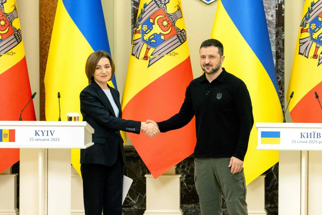 Moldova’s President Maia Sandu and Ukraine’s President Volodymyr Zelensky shake hands ahead of their meeting in Kyiv on Jan. 25, 2025. (AFP)